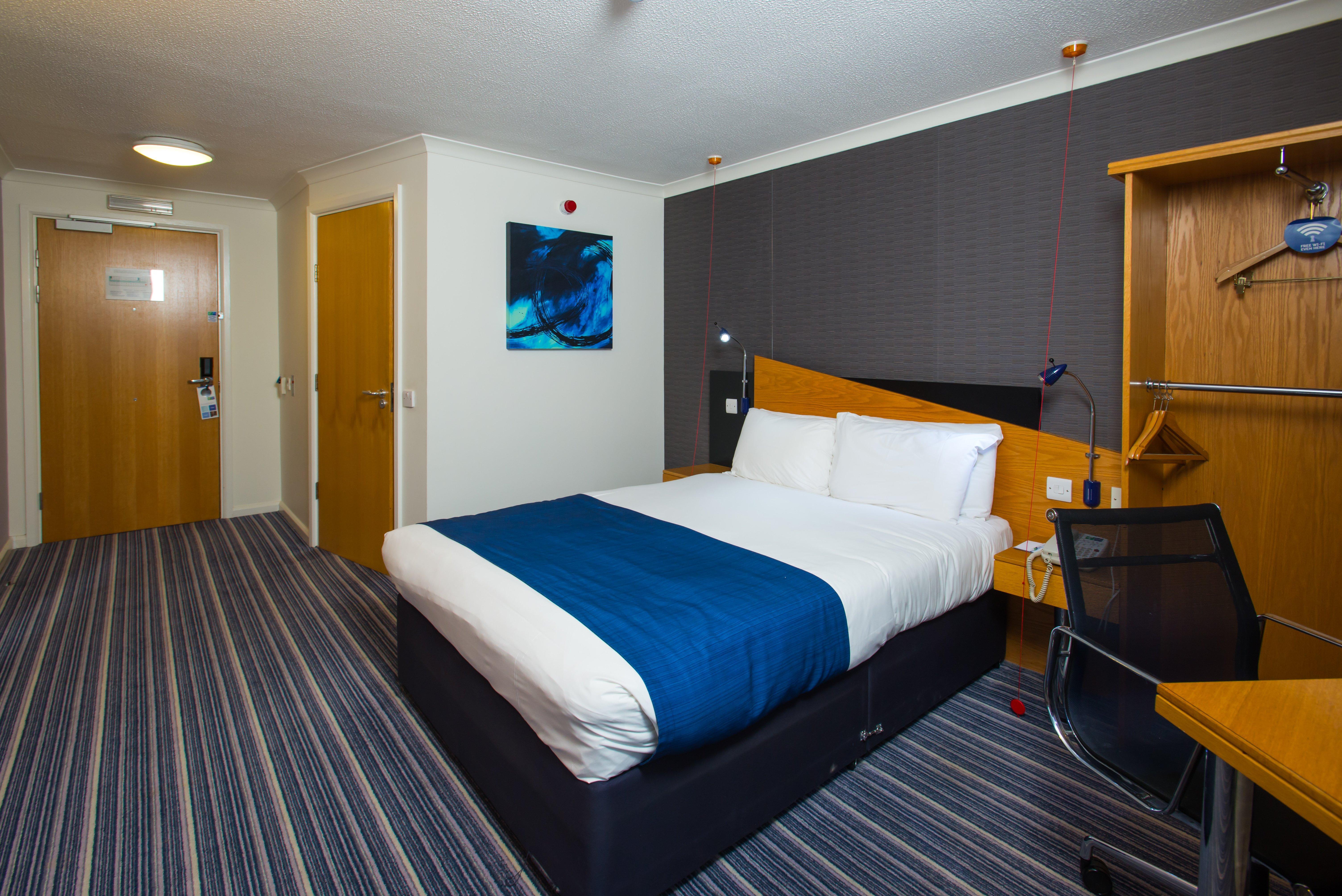 Holiday Inn Express Northampton - South By Ihg Exterior photo