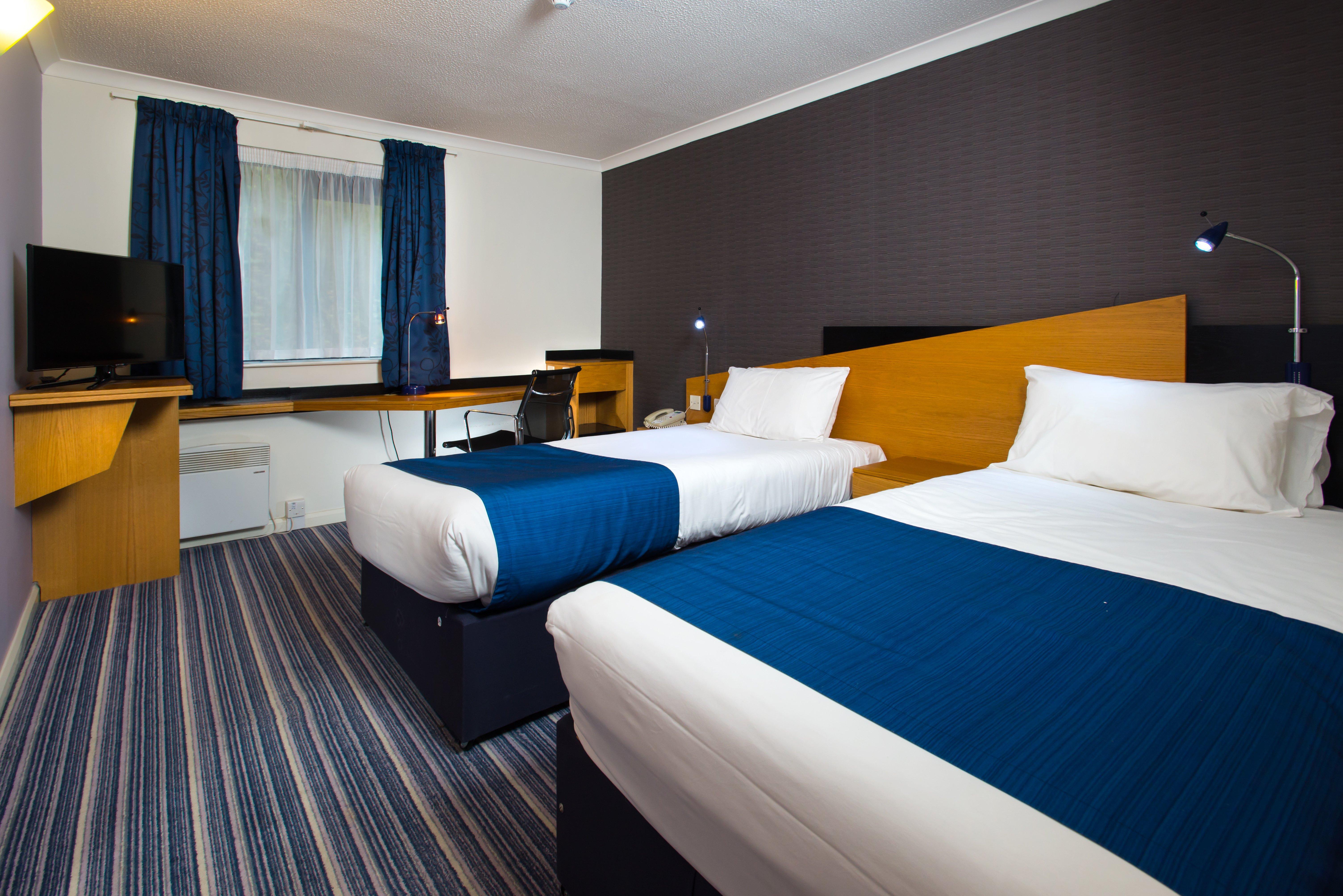 Holiday Inn Express Northampton - South By Ihg Exterior photo