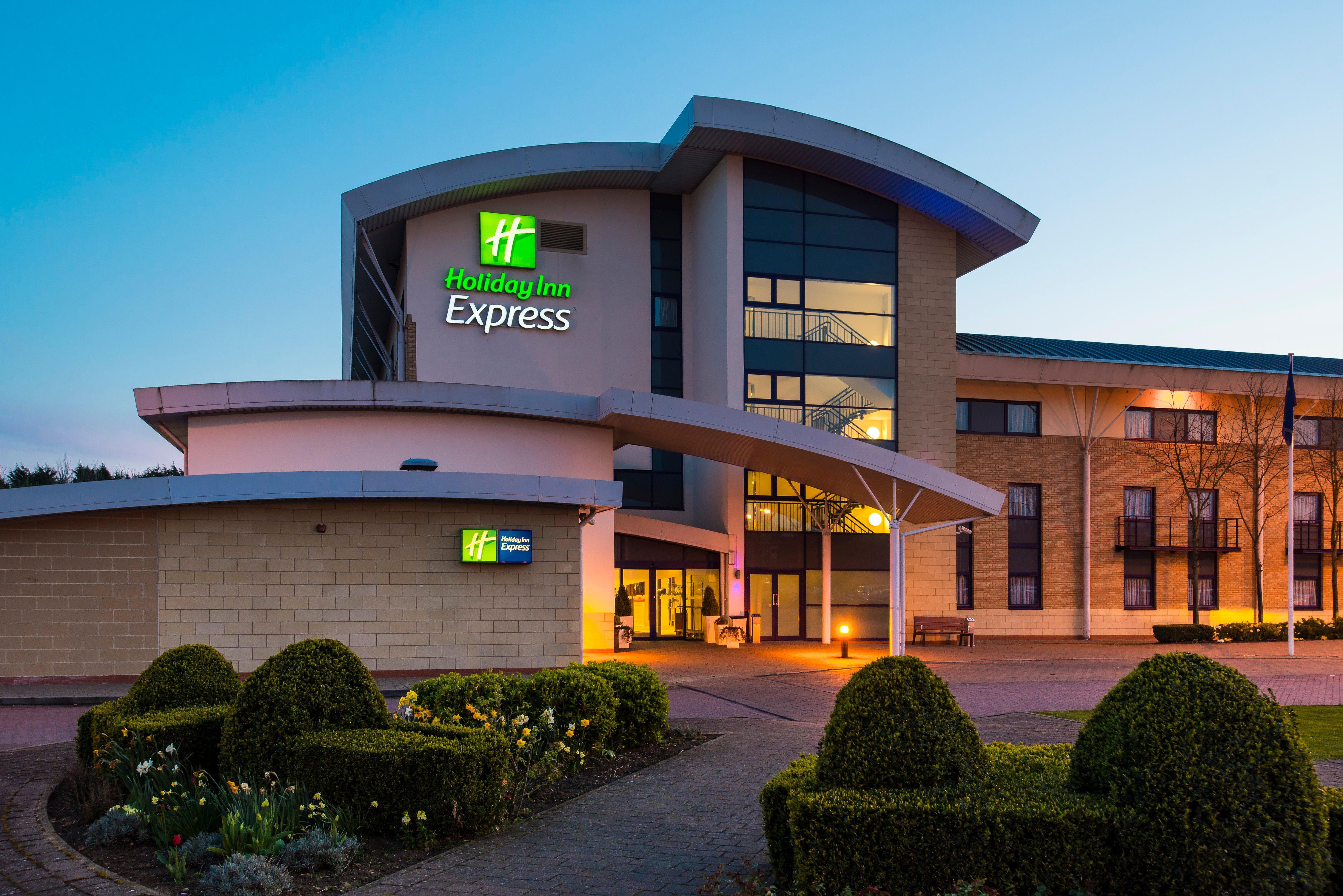 Holiday Inn Express Northampton - South By Ihg Exterior photo