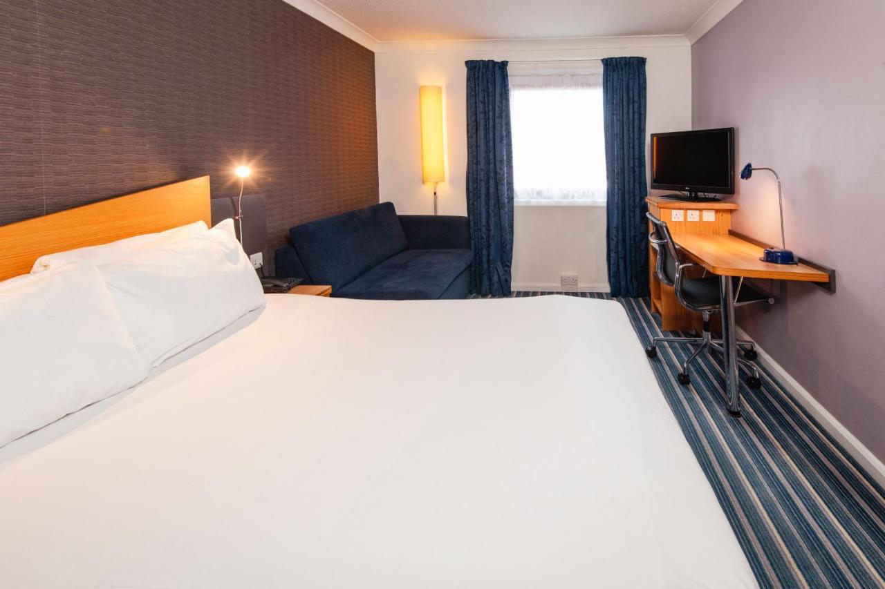 Holiday Inn Express Northampton - South By Ihg Exterior photo