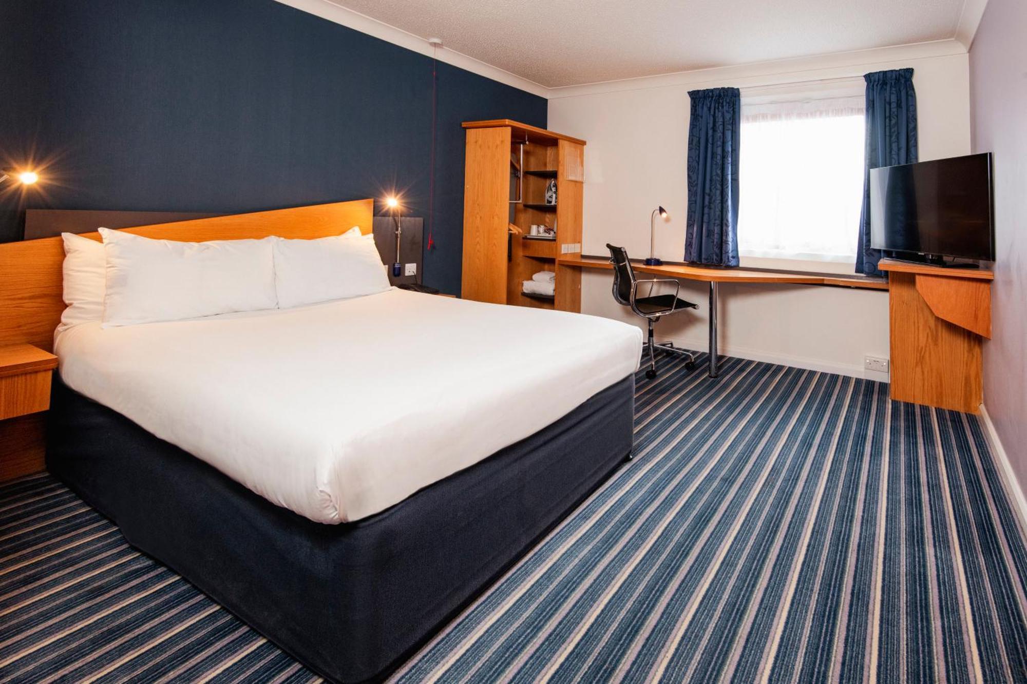 Holiday Inn Express Northampton - South By Ihg Exterior photo