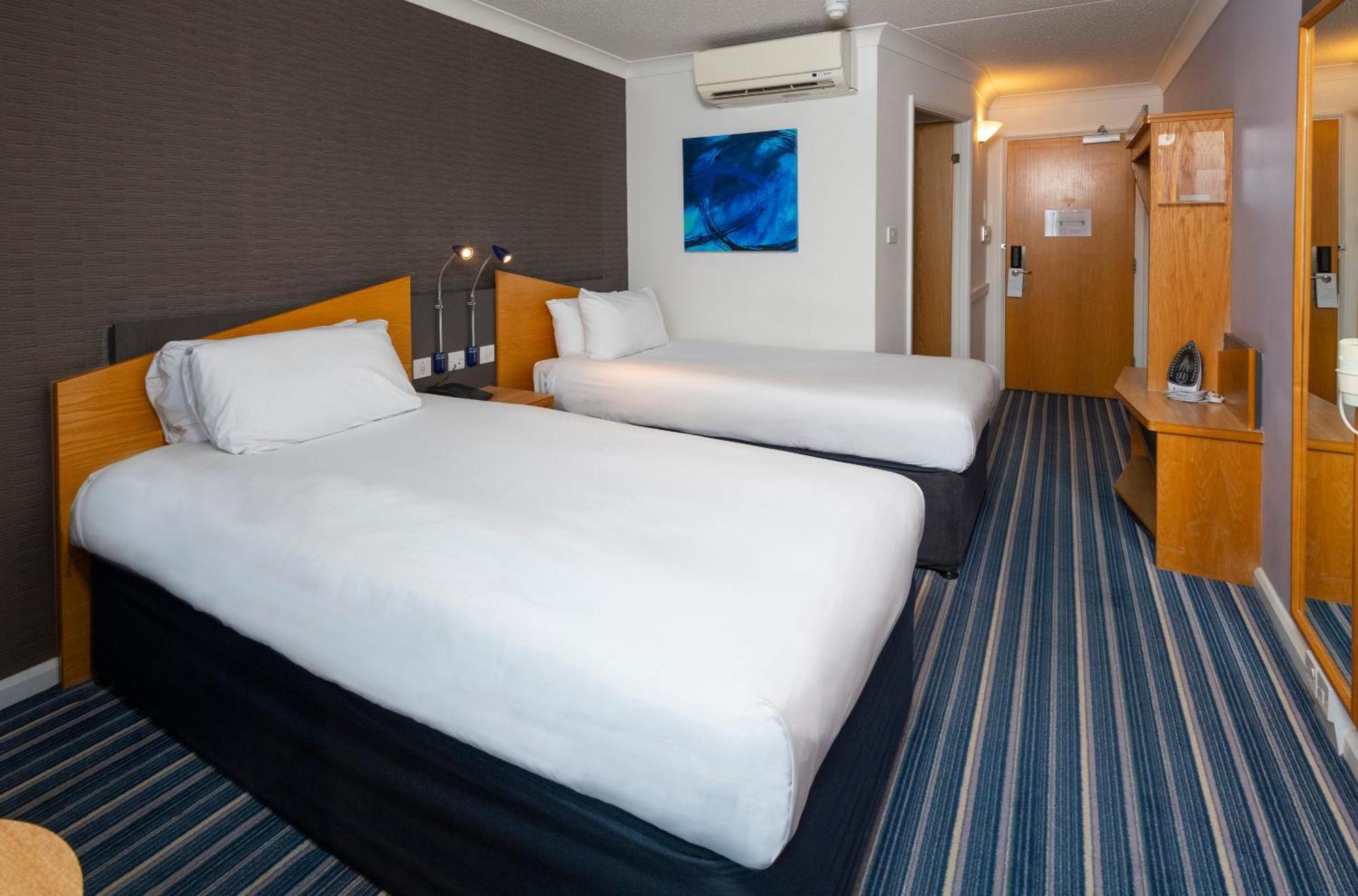 Holiday Inn Express Northampton - South By Ihg Exterior photo