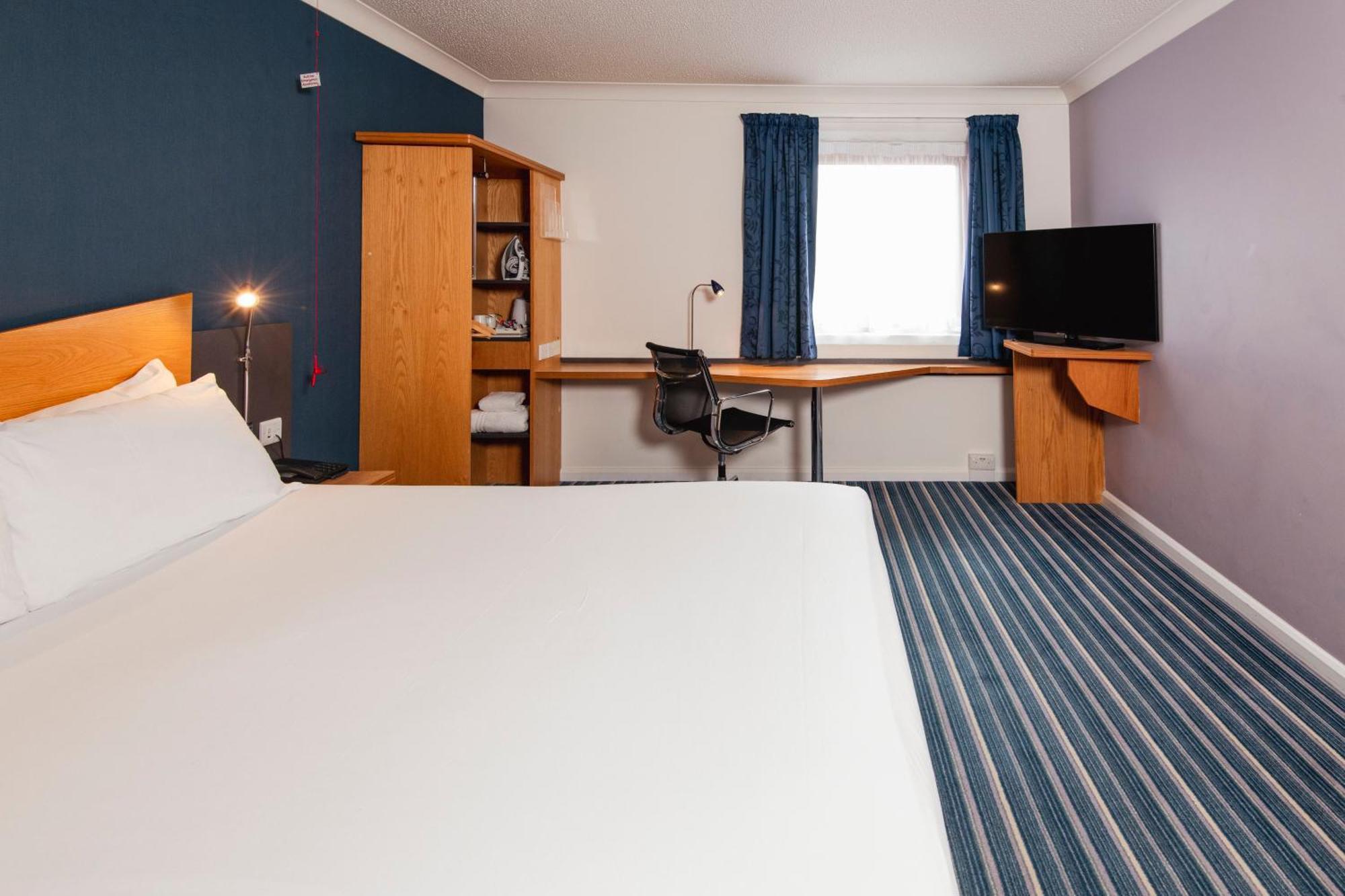 Holiday Inn Express Northampton - South By Ihg Exterior photo