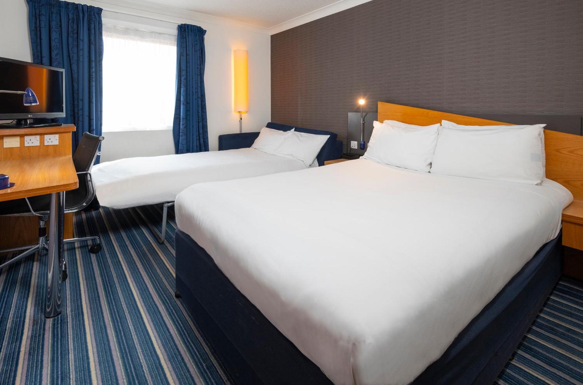 Holiday Inn Express Northampton - South By Ihg Exterior photo