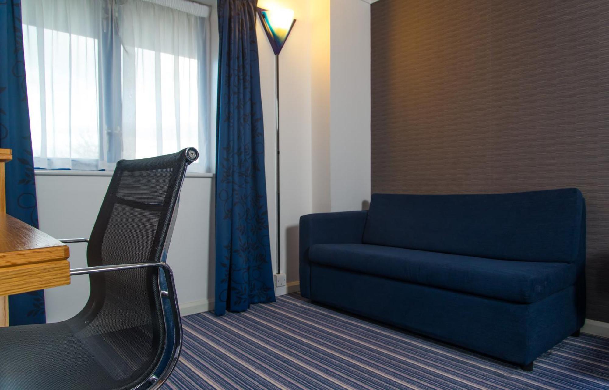 Holiday Inn Express Northampton - South By Ihg Exterior photo