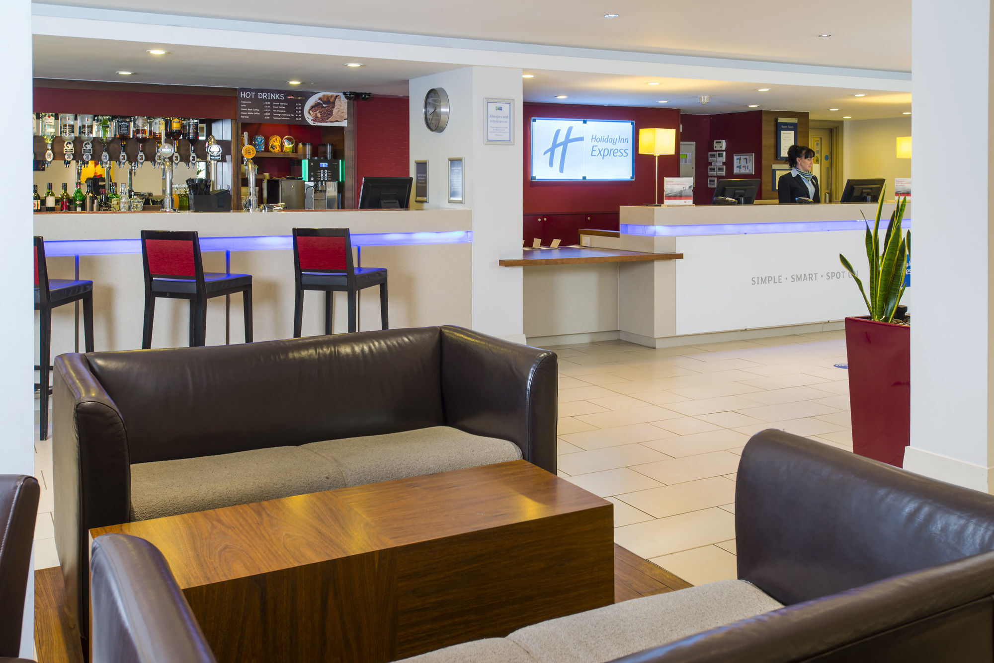 Holiday Inn Express Northampton - South By Ihg Exterior photo