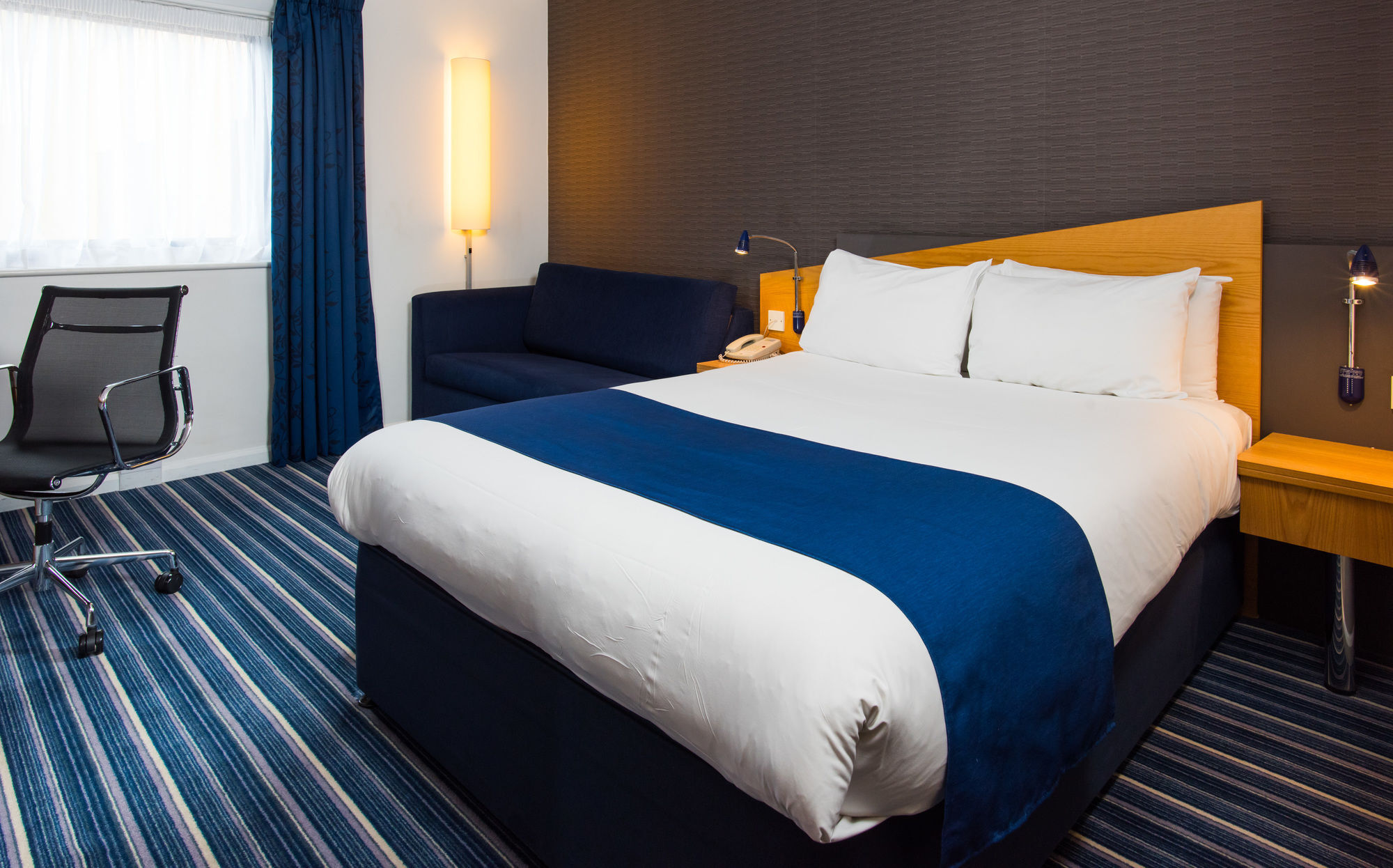 Holiday Inn Express Northampton - South By Ihg Exterior photo